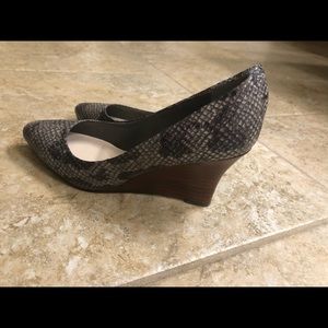 Cole Haan leather snake print pumped heel shoe